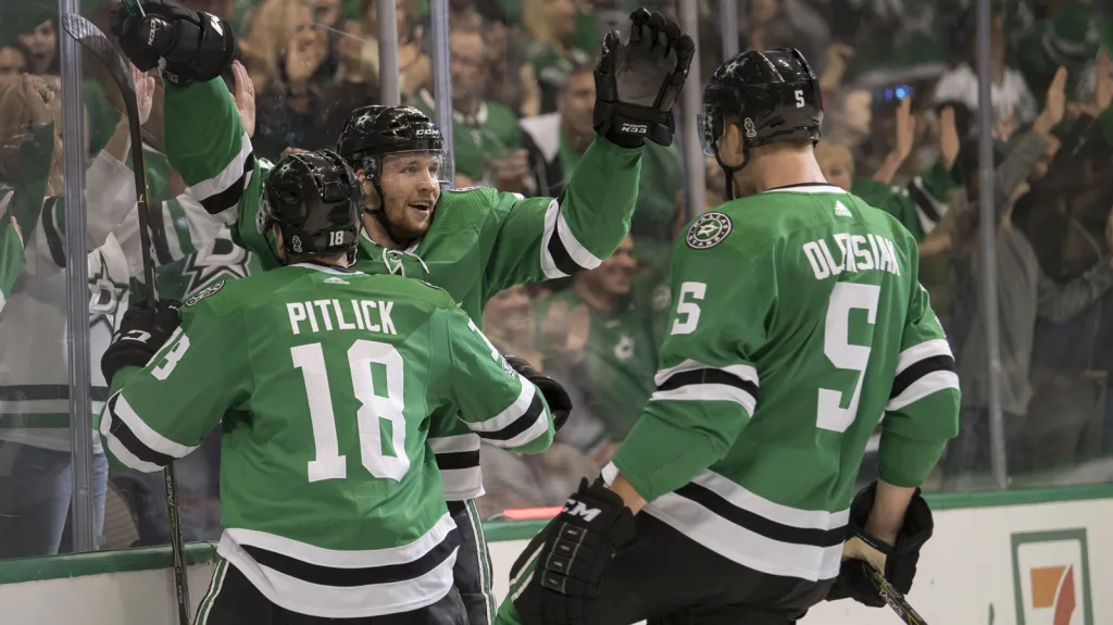 Radek Faksa se raduje se spoluhráči