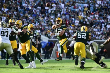 Aaron Rodgers pod tlakem obrany Saints