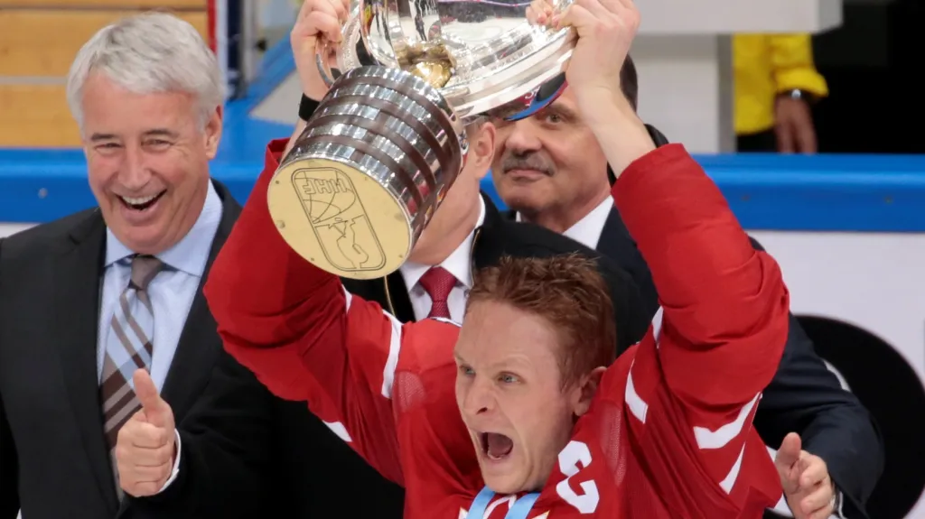 Perry vstoupil vítězstvím na MS do Triple Gold Clubu