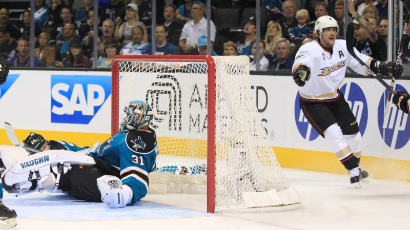 Teemu Selänne slaví gól v duelu se San Jose