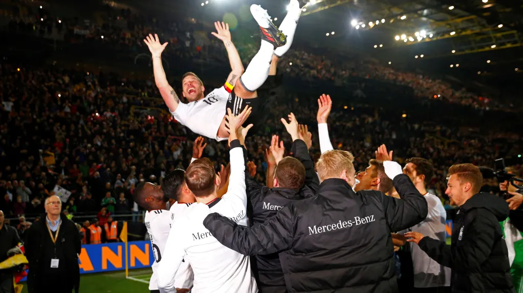 Lukas Podolski (ve vzduchu) se loučí s reprezentací