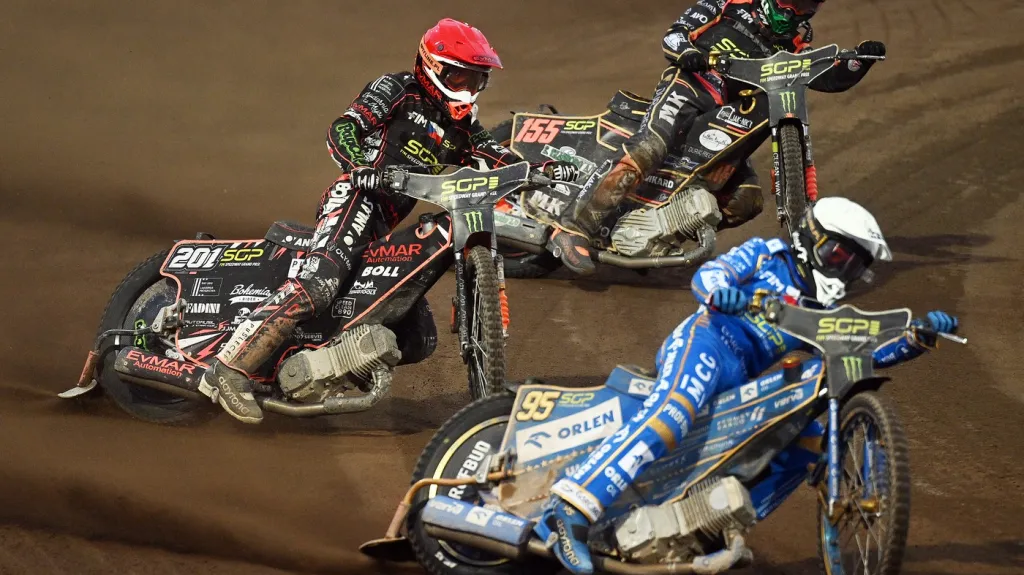 Jan Kvěch (uprostřed) na domácí GP