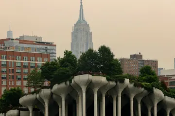 Empire State Building na Manhattanu v New Yorku zahalená smogem