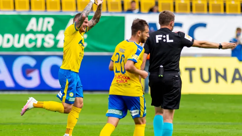 Jakub Řezníček (vlevo) oslavuje jeden z gólů proti Zlínu