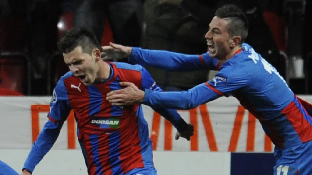 Michal Ďuriš (vlevo) se raduje z gólu