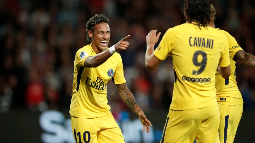 Neymar (vlevo) se raduje ze vstřelené branky se spoluhráči z PSG