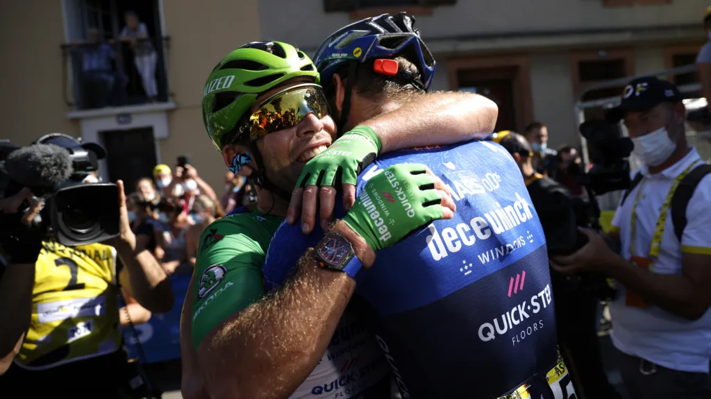 Mark Cavendish v objetí s Michaelem Mörkövem