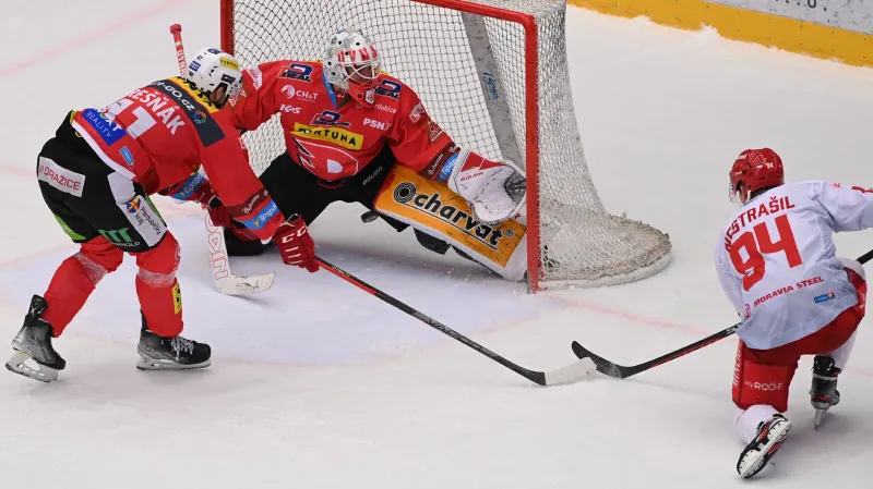 Andrej Nestrašil z Třince střílí gól do sítě Pardubic
