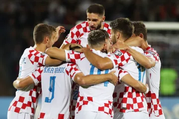 Fotbalisté Chorvatska v čele s Andrejem Kramaričem oslavují gól