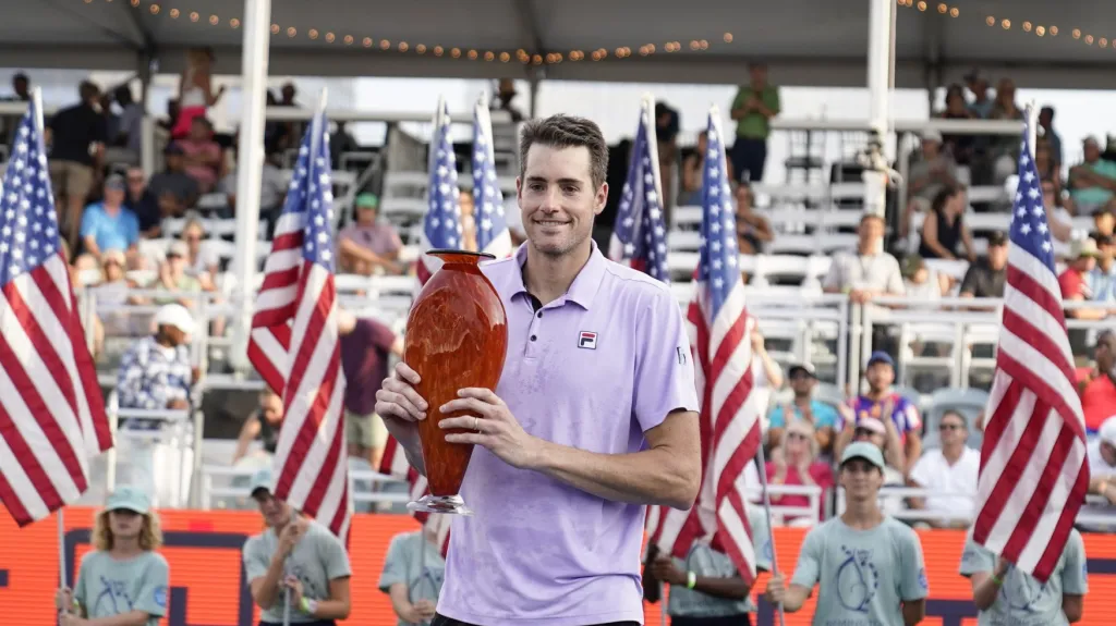 John Isner s trofejí pro vítěze turnaje v Atlantě