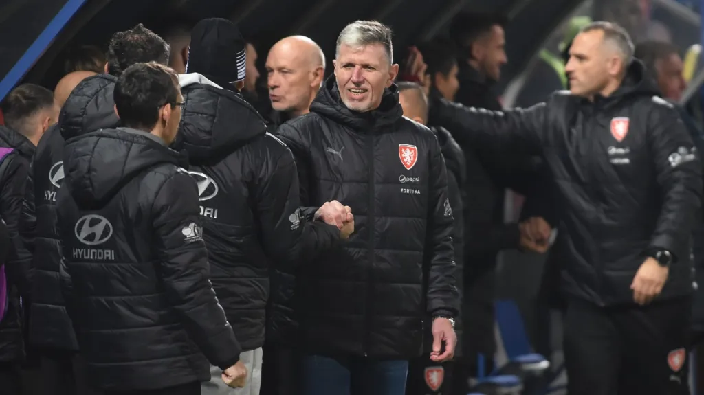 Trenér Jaroslav Šilhavý (uprostřed) oslavuje vítězství české reprezentace