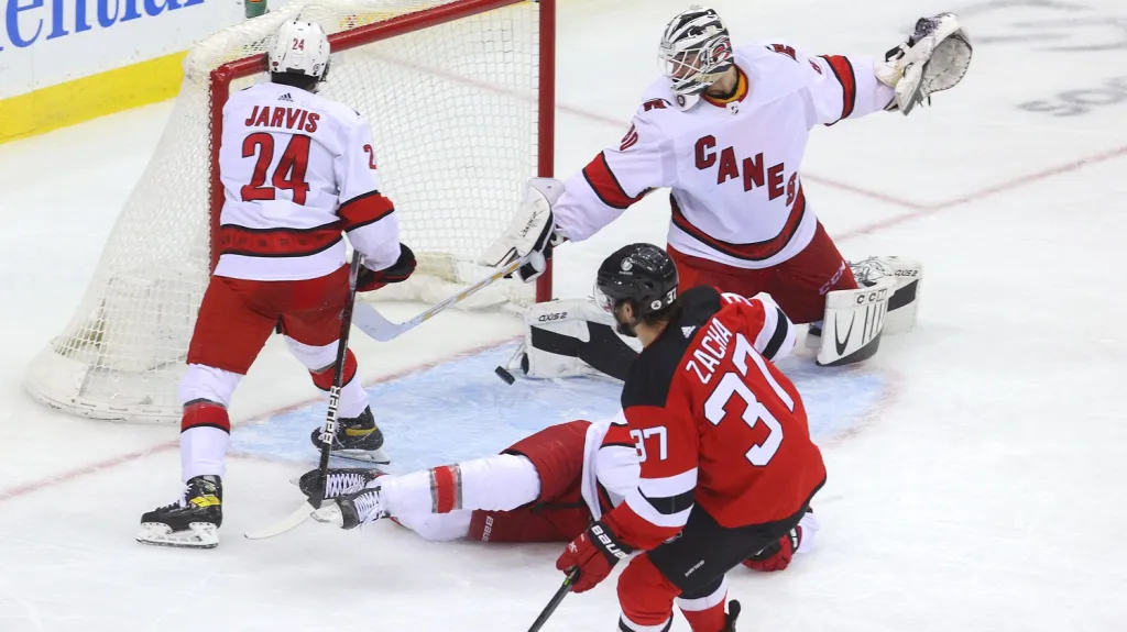 Pavel Zacha skóruje proti Carolině