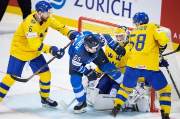 Sakari Manninen z Finska v obklíčení Švédů