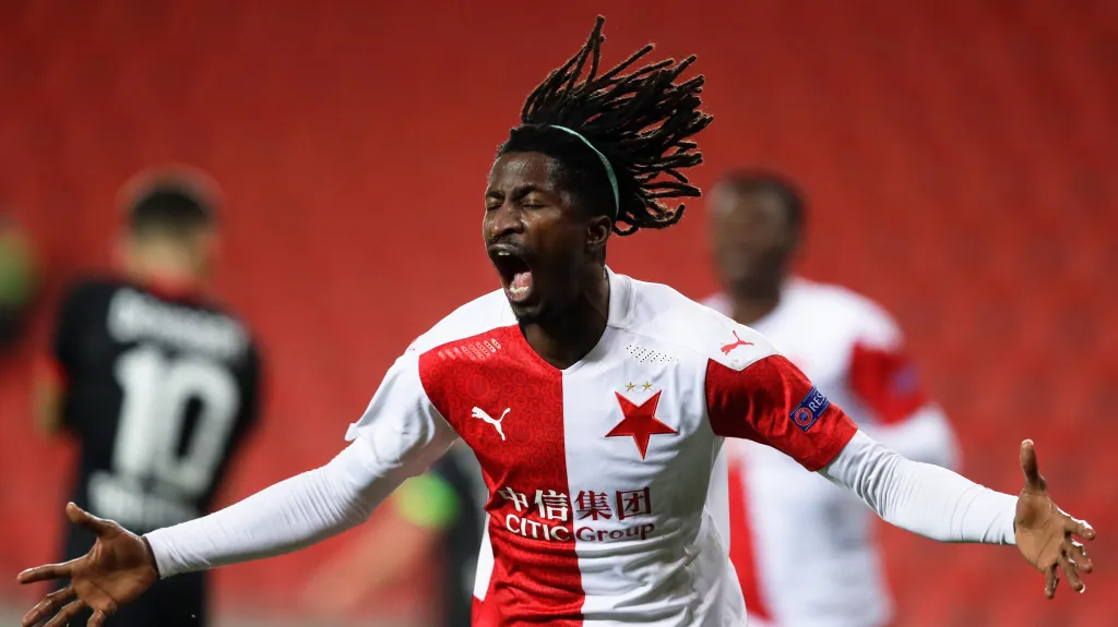 Peter Olayinka slaví gól proti Leverkusenu