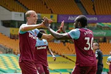 Tomáš Souček (vlevo) se raduje z gólu se spoluhráčem z West Hamu Michailem Antoniem