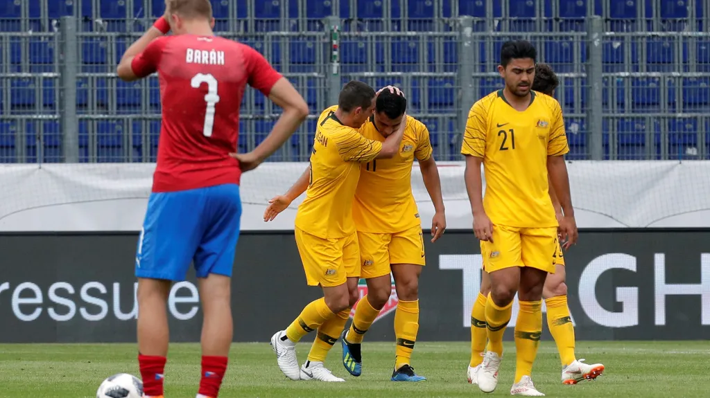 Australští fotbalisté se radují z gólu v síti Česka