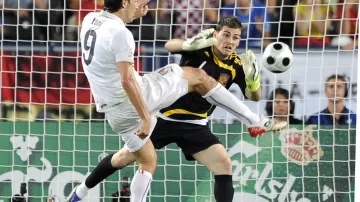 Casillas chytá Toniho střelu