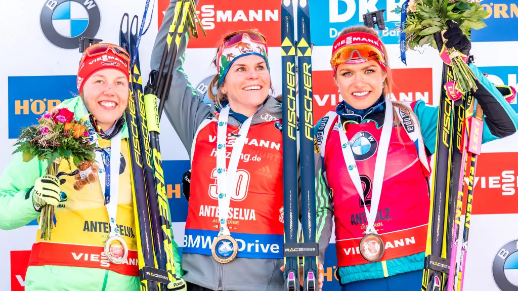 Stupně vítězů hromadného závodu v Anterselvě - zleva Dahlmeierová, Horchlerová a Koukalová