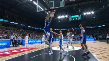 Dvě smeče Miikky Muurinena v zápase s Řeckem