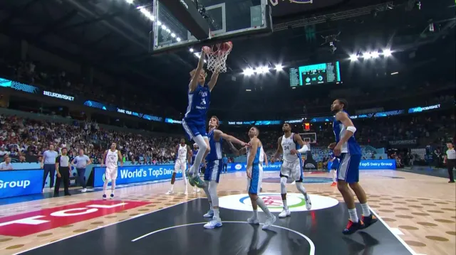 Dvě smeče Miikky Muurinena v zápase s Řeckem