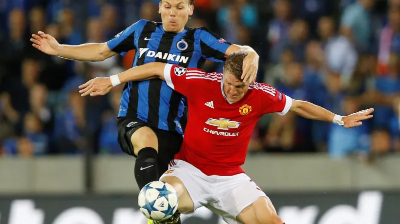 Bastian Schweinsteiger (vpravo) v utkání s Bruggami