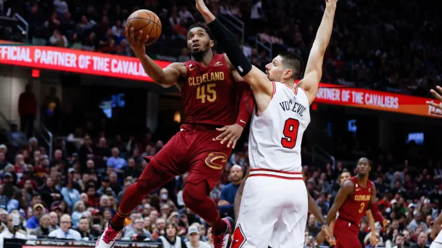 Mitchell pokořil mytickou hranici 70 bodů za zápas