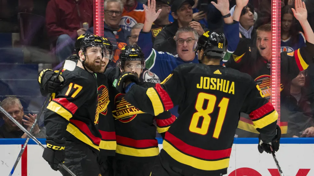 Filip Hronek (úplně vlevo) se raduje se spoluhráči z Vancouveru