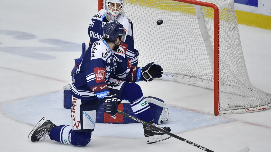 Brankář Miroslav Svoboda a Šimon Stránský se marně pokoušejí zabránit gólu proti Boleslavi