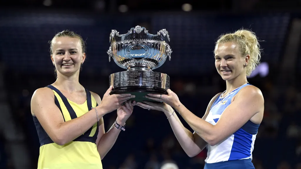 Barbora Krejčíková (vlevo) a Kateřina Siniaková s trofejí na Australian Open
