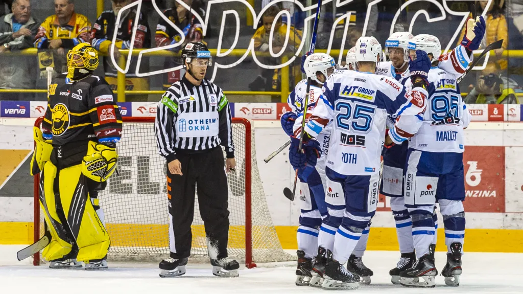 Hokejisté Komety slaví branku v Litvínově
