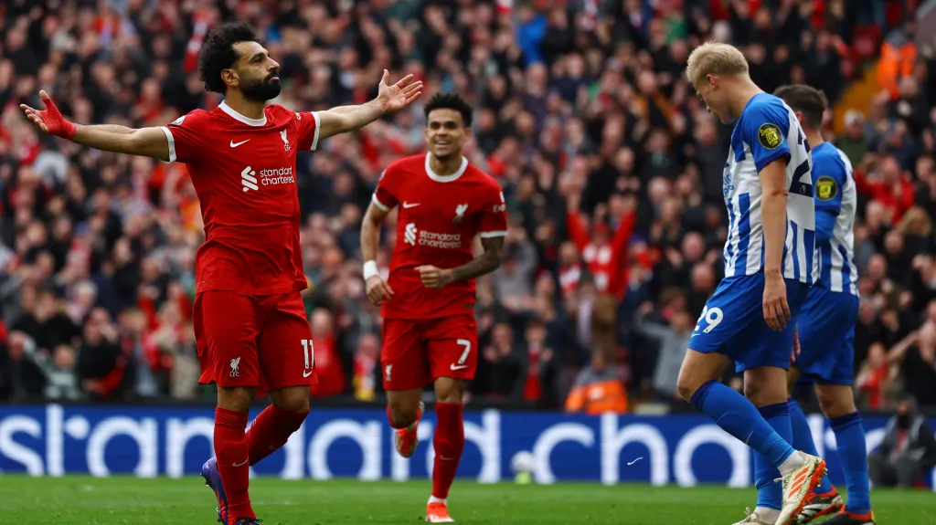 Mohamed Salah z Liverpoolu oslavuje gól v síti Brightonu