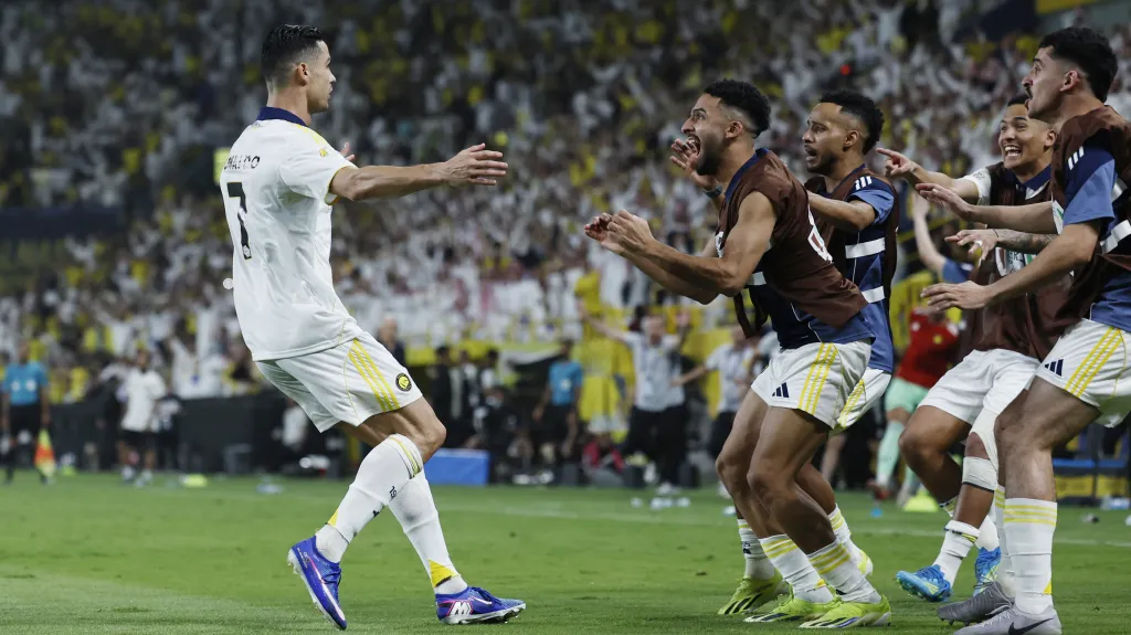 Cristiano Ronaldo oslavuje se spoluhráči