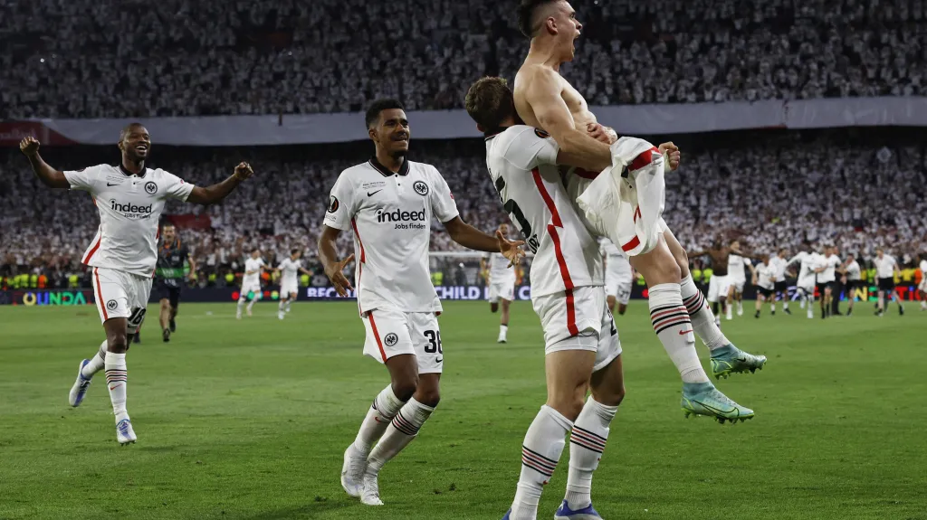 Rafael Borré slaví se spoluhráči