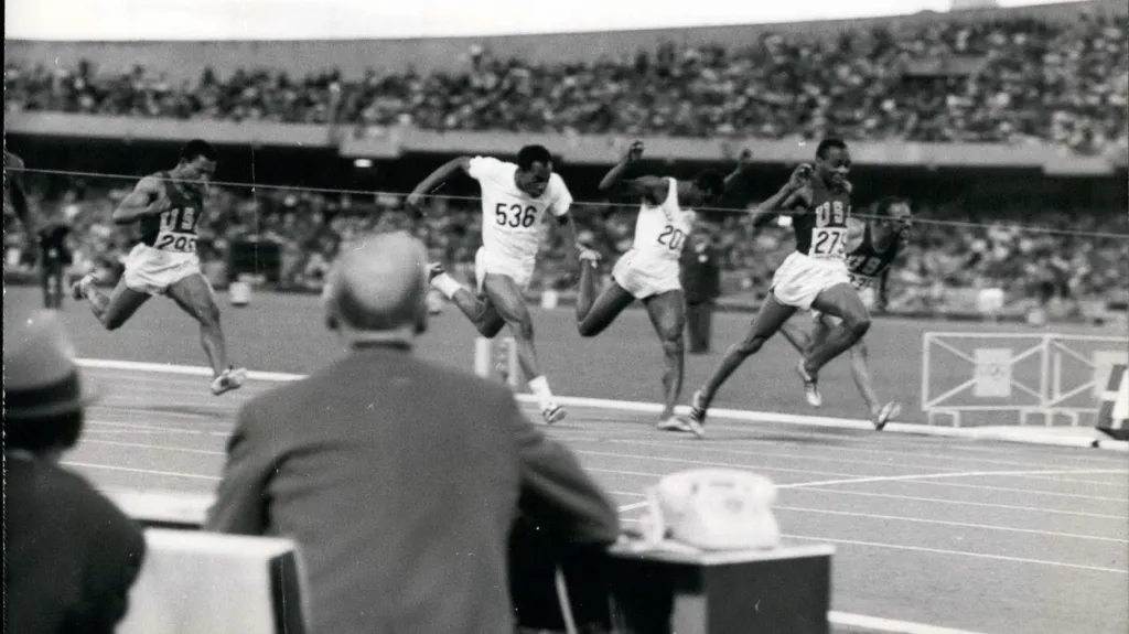 Jim Hines vítězí v běhu na sto metrů na olympiádě v Mexiku 1968