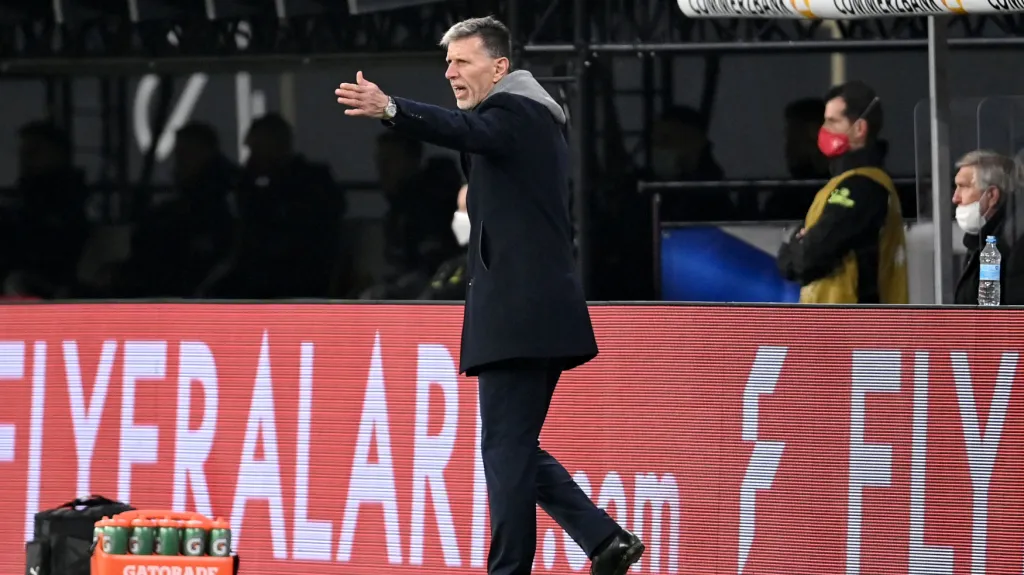 Jaroslav Šilhavý usilovně udílí pokyny v zápase s Německem