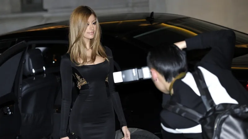 Zahia Deharová na nedělní módní přehlídce v Paříži