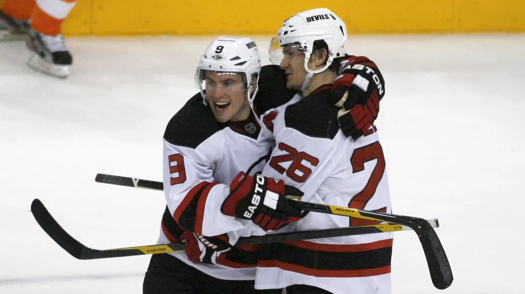 Hráči New Jersey Zach Parise a Patrik Eliáš
