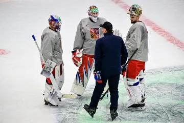 Čeští brankáři – zleva Kořenář, Vejmelka a Vladař s trenérem Pavelcem