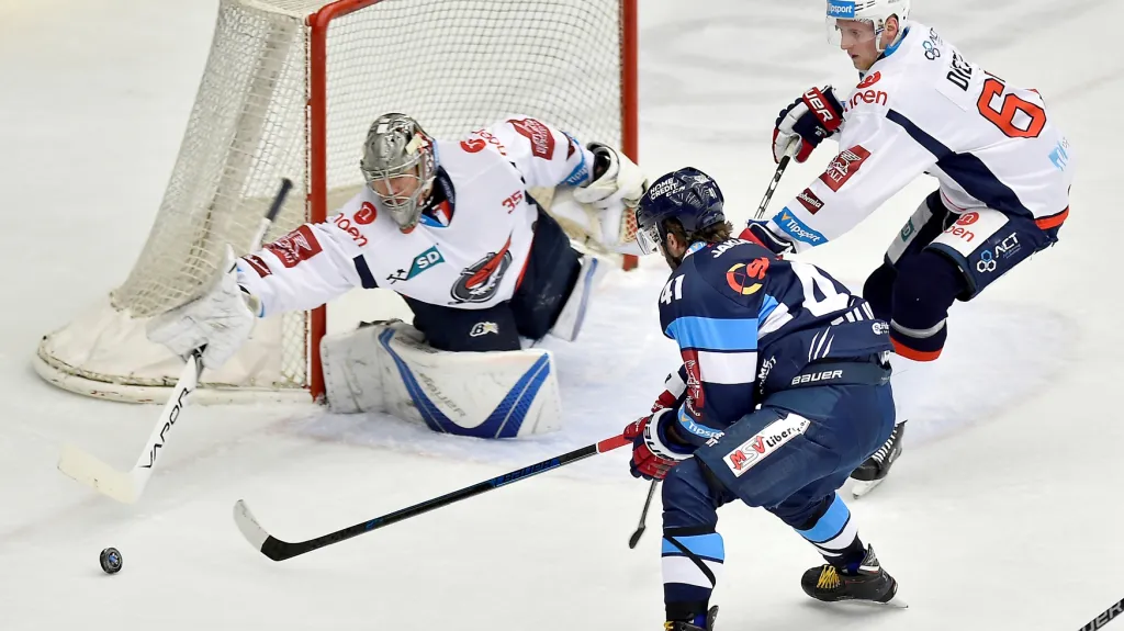 Tomáš Filippi z Liberce před brankářem Justinem Petersem z Chomutova