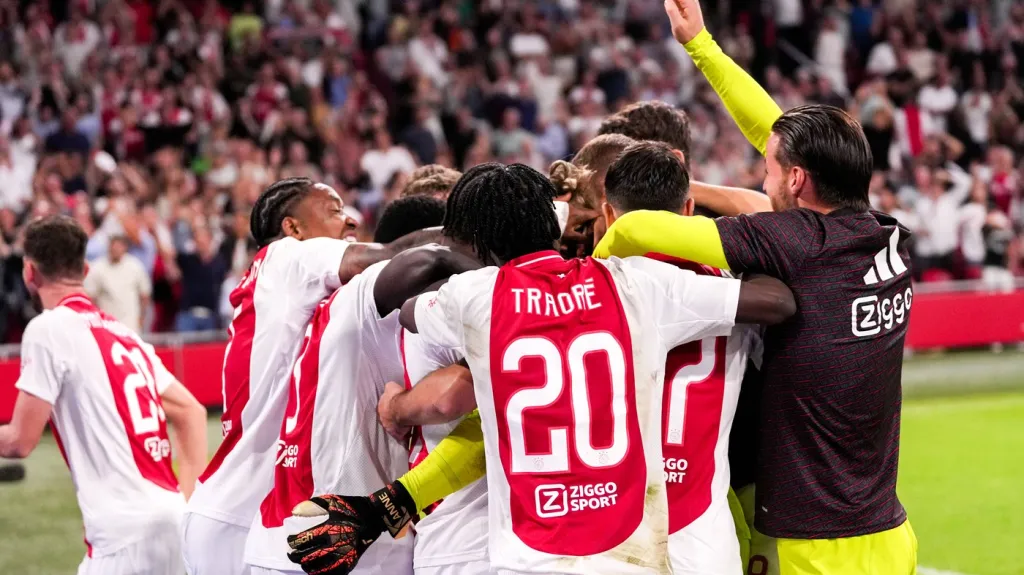 Fotbalisté Ajaxu se radují po historicky dlouhém penaltovém rozstřelu