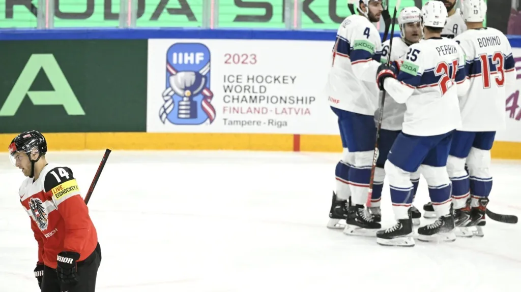 Hokejisté USA se radují z gólu v síti Rakouska