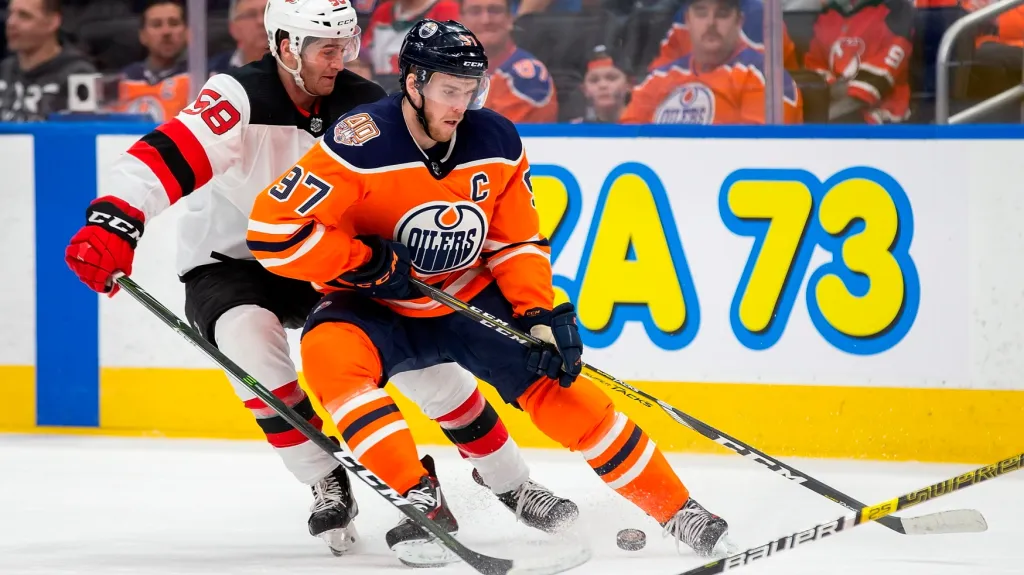 Connor McDavid z Edmontonu v utkání s New Jersey