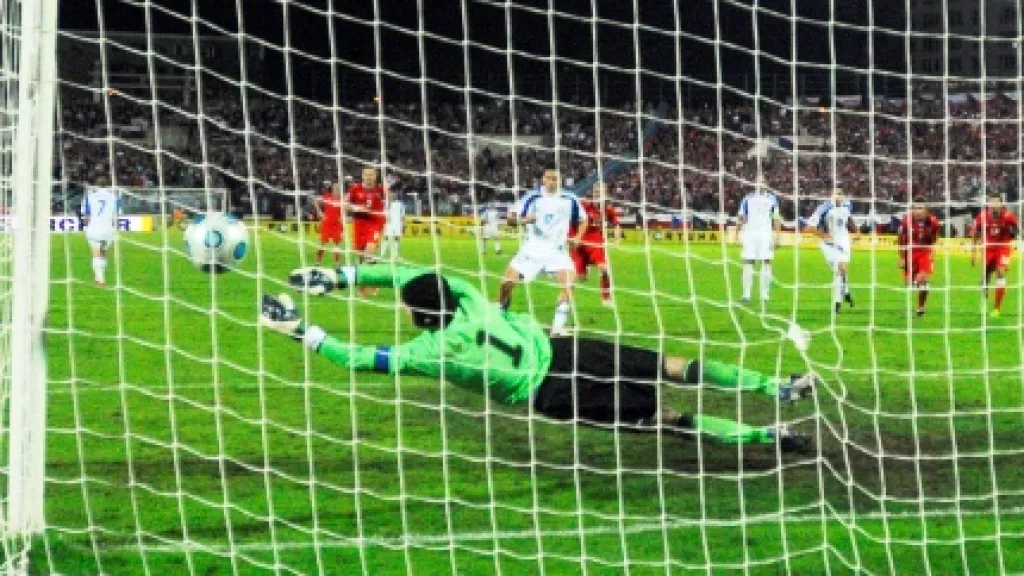 Hamšík dává z penalty gól