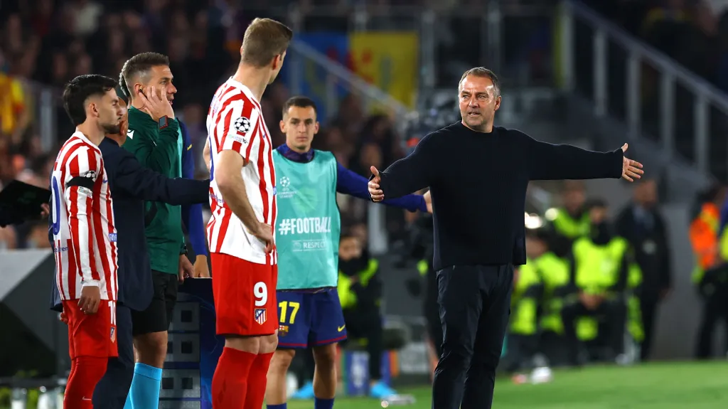 Trenér Barcelony Hansi Flick gestikuluje směrem ke čtvrtému rozhodčímu