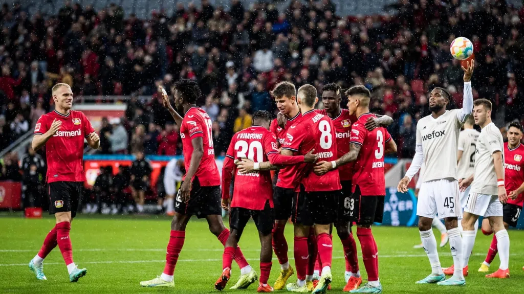 Fotbalisté Leverkusenu v čele s Adamem Hložkem oslavují gól