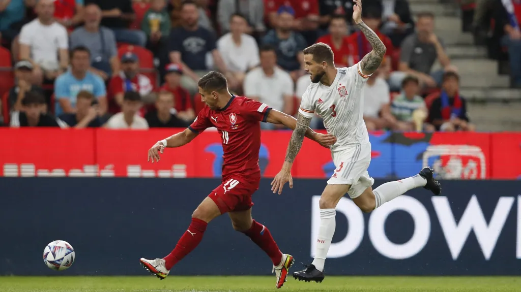 Iňigo Martínez v souboji s Ondřejem Lingrem