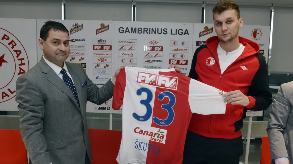 Zbyněk Kusý (vlevo) představil slovenského útočníka Dávida Škutku