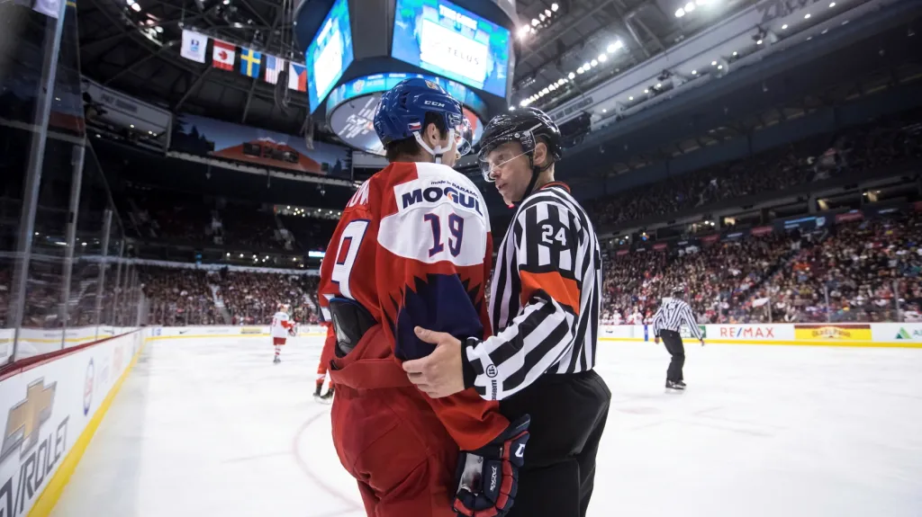 Filip Zadina v diskuzi s rozhodčím