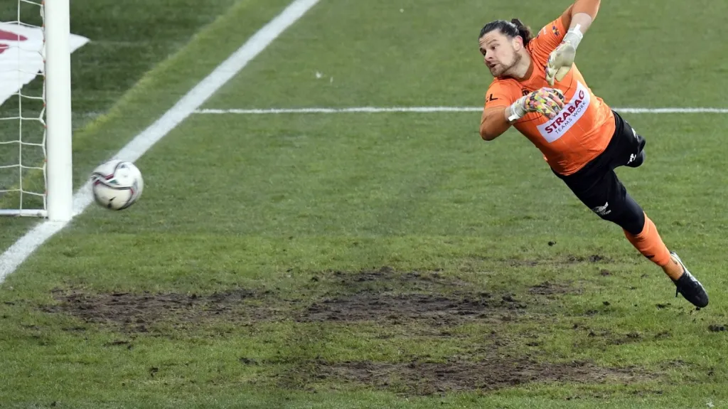 Brankář Pardubic Marek Boháč inkasuje