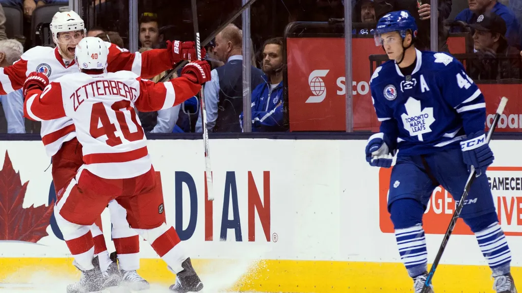 Detroitský Jakub Kindl (vlevo) slaví s Henrikem Zetterbergem gól v síti Toronta